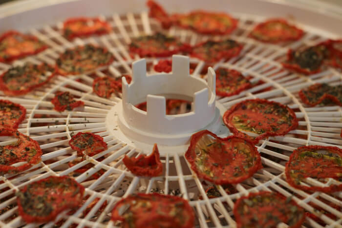 dehydrator recipes: seasoned tomatoes on dehydrator tray