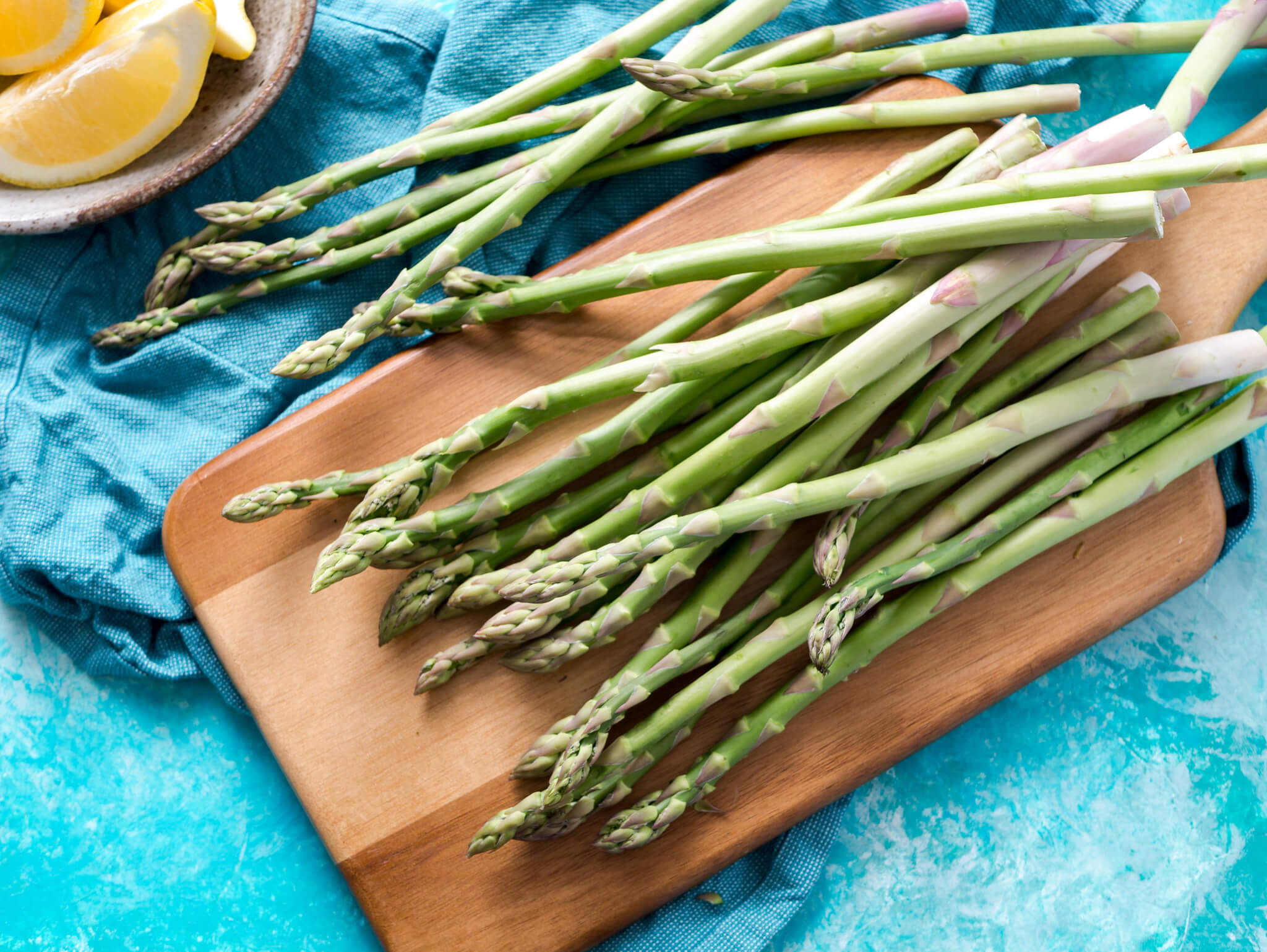 asparagus on cutting board
