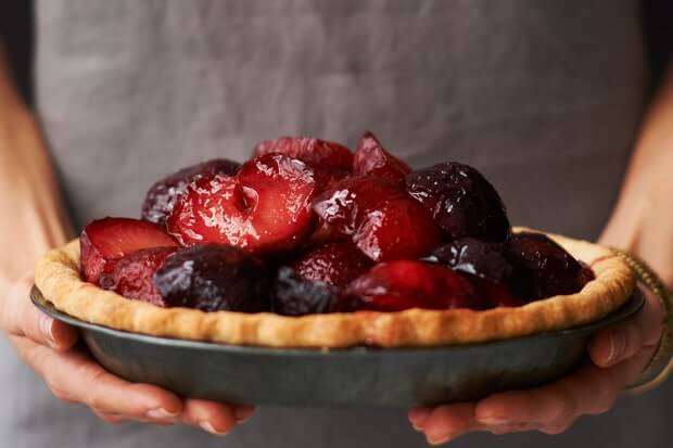 plum and mascarpone pie