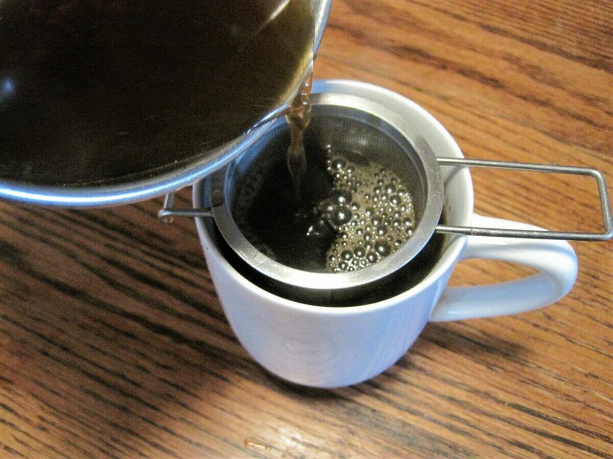 pouring dandelion tea