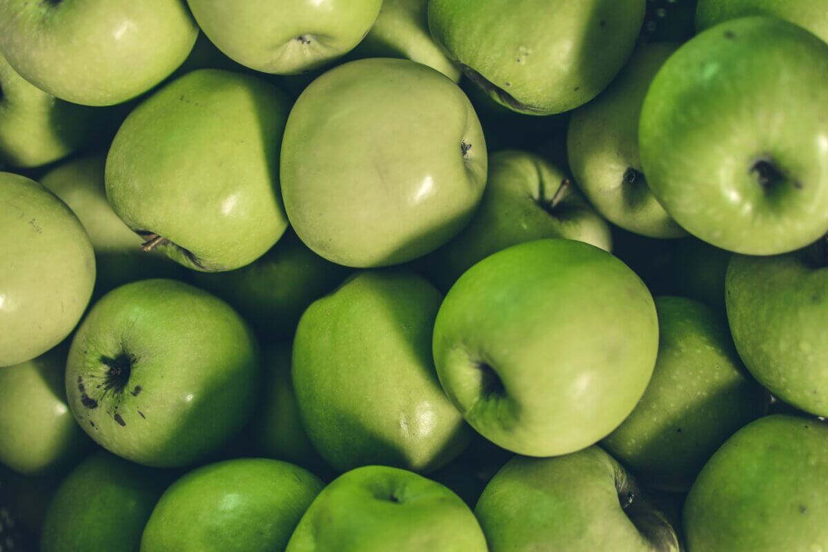 bando de maçãs verdes