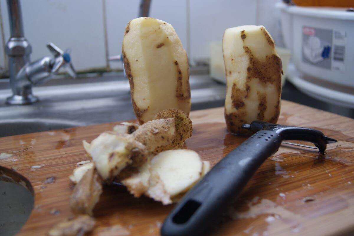 Как заморозить картофель в домашних. Мороженая картошка. Перемороженный картофель. Мороженое картошка. Вид подмороженной картошки.