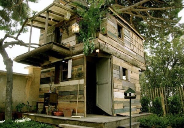 salvaged-wood-treehouse