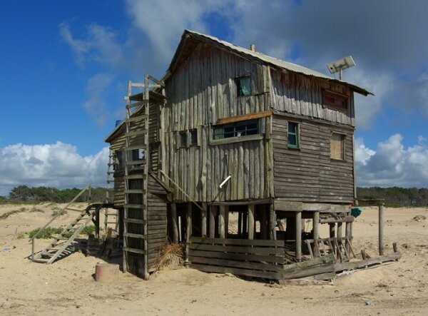 unpermitted-beach-huts-barra-de-valizas-uruguay